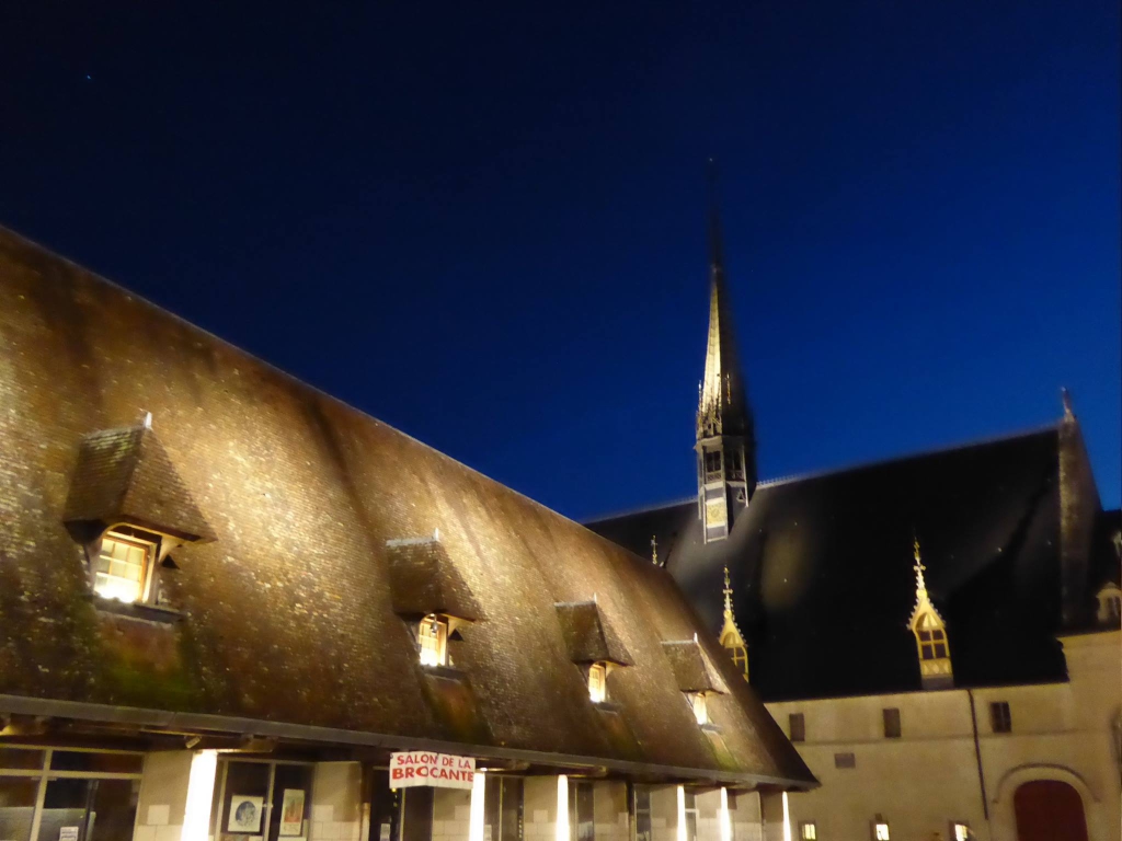 Photo des Hospices la nuit tombante