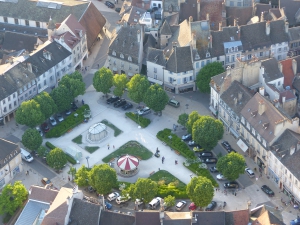 Survol de la Place Carnot à Beaune avec Beaune Montgolfière