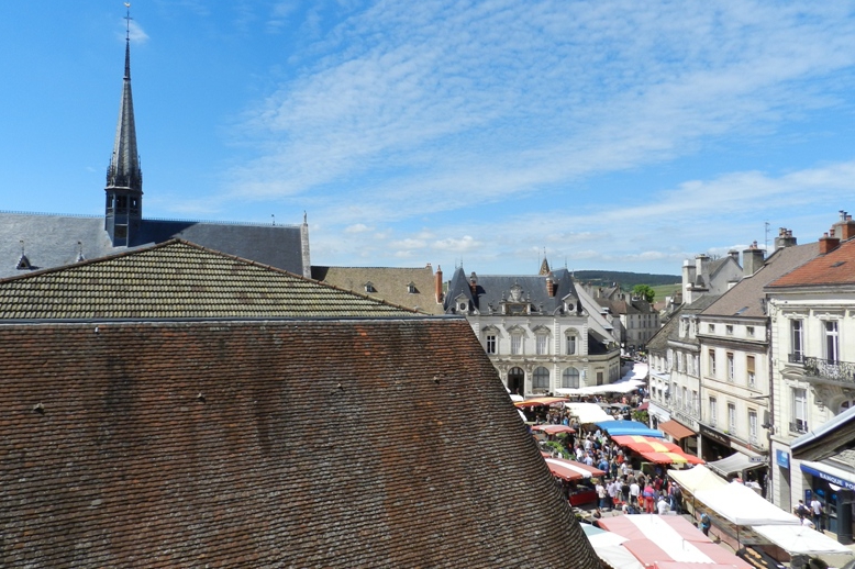 vue sur le marché de beaune depuis magnifique appartement de la terrasse des climats