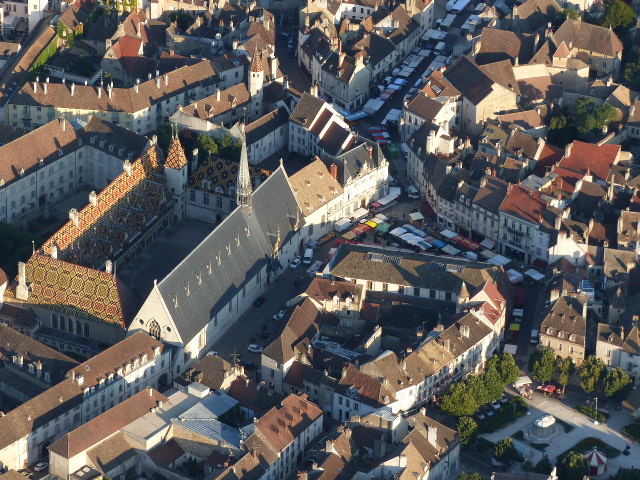 Vue des Hospices de Beaune en Montgolfière